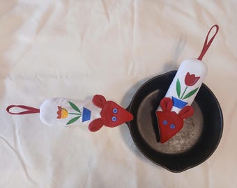 Uchwyt do garnków żeliwnych: inspirowany tulipanami Fire King