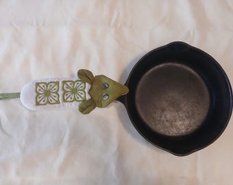 Pyrex-Inspired Verde Handle Cover for Cast Iron Pans