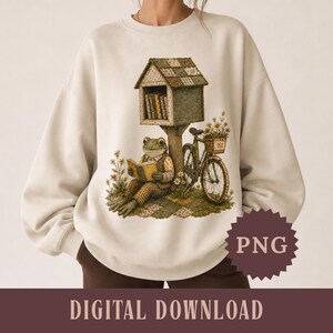 Rana leyendo en una pequeña biblioteca PNG, edredón de patchwork falso estilo cottagecore literario, regalo para amantes de los libros, sudadera con estampado de animales del bosque y bicicleta