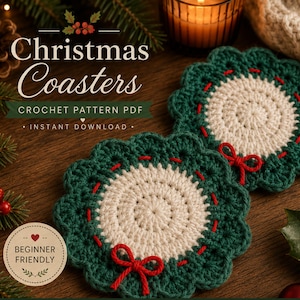 Puede incluir: Dos posavasos de ganchillo redondos con un centro color crema rodeado por un borde festoneado verde oscuro. Cada posavasos está decorado con un pequeño lazo de hilo rojo y costuras rojas. El texto dice: Christmas Coasters CROCHET PATTERN PDF.