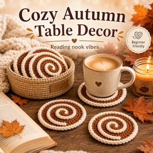 Può includere: Un set di sottobicchieri rotondi all'uncinetto con un motivo a spirale marrone e crema. I sottobicchieri sono riposti in un cestino rotondo all'uncinetto color marrone chiaro. Accanto si trovano una tazza in ceramica con un cuore e una candela.