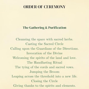 Könnte beinhalten: Ein Hochzeitszeremonie-Programm auf cremefarbenem Papier mit Aquarell-Eukalyptusblatt-Rändern. Der Text lautet: The Sacred Union of [Partner A] & [Partner B], Date of Wedding, ORDER OF CEREMONY sowie die einzelnen Schritte des Hochzeitsrituals.
