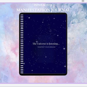 Puede incluir: Un diario digital de espiral azul oscuro con un patrón de cielo estrellado. La portada muestra el texto INTERACTIVE MANIFESTATION JOURNAL en la parte superior y The Universe is listening... MANIFEST YOUR DREAMS en el centro.