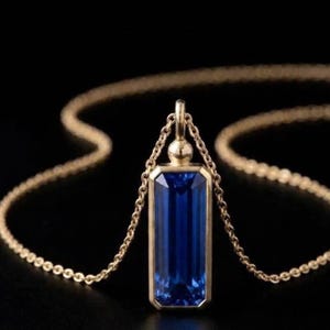 Collar con colgante de cristal azul, gema rectangular, joyería minimalista llamativa.