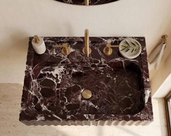 Conjunto de lavatório de parede para banheiro em mármore Rosso Levanto com suportes de metal.