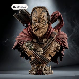Può includere: Busto dettagliato di un personaggio con maschera, cuffie e mantello rosso. La figura ha l'aspetto di un teschio con una bandoliera di proiettili e granate. La parola "Bestseller" è in un ovale bianco in alto a sinistra.
