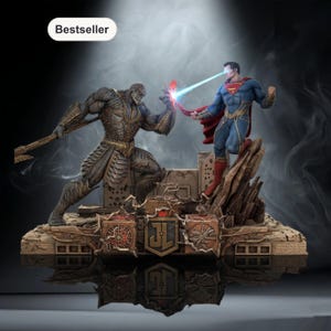 Könnte beinhalten: Eine detaillierte Statue, die eine Kampfszene zwischen Superman und Darkseid darstellt. Superman, in einem blau-roten Anzug, feuert Hitzeblicke auf Darkseid, der eine Axt schwingt. Der Sockel zeigt das Justice League-Logo und komplizierte architektonische Details.
