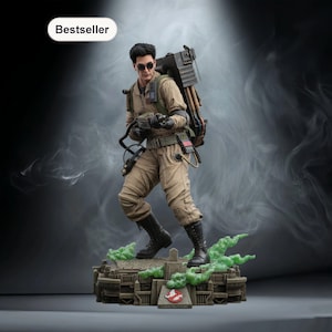 Puede incluir: Figura detallada de un Cazafantasmas con un mono color beige, botas negras y gafas de sol, sosteniendo una mochila de protones y un arma. La figura está sobre una base con vapor verde y el logo de los Cazafantasmas. La palabra "Bestseller" está en un óvalo blanco.