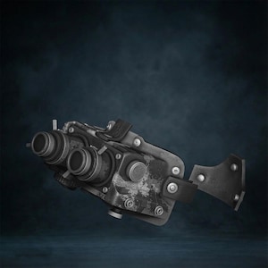 Puede incluir: Un dispositivo de visión nocturna en escala de grises con múltiples lentes y un diseño industrial robusto. El dispositivo cuenta con una correa para la cabeza y varios diales y botones, lo que sugiere una aplicación militar o táctica. La estética general es desgastada y metálica.