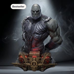 Könnte beinhalten: Detaillierte Statue einer muskulösen, grauhäutigen Figur mit ernstem Gesichtsausdruck. Die Figur trägt dunkle Rüstung und steht auf einem detaillierten Sockel mit roten Akzenten. Das Wort "Bestseller" steht in einem weißen Oval.