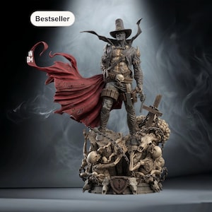 Puede incluir: Estatua detallada de un personaje con sombrero y capa, de pie sobre una base de calaveras y huesos. La figura lleva un abrigo largo, cinturón con detalles de calaveras y sostiene un arma. La capa es roja y la estatua está etiquetada como "Bestseller".