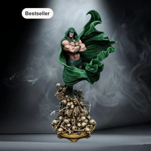 Könnte beinhalten: Eine Figur mit grüner Kapuze und Umhang, verschränkten Armen und muskulösem Körperbau. Die Figur steht auf einer Basis aus Schädeln und Skeletten. Das Wort "Bestseller" befindet sich in einem weißen Oval. Der Hintergrund ist rauchig grau.