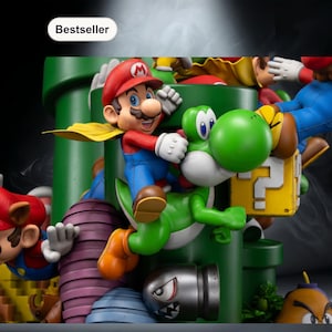 Puede incluir: Una colorida figura de Mario montando a Yoshi, con otros personajes y elementos de la franquicia Super Mario. La escena incluye una tubería verde, un bloque de signo de interrogación y un Bill Bala. La figura es un éxito de ventas.