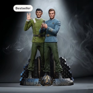 Pode incluir: Estátua detalhada com duas figuras em uniformes de Star Trek. Uma figura em uniforme verde levanta a mão, a outra em azul segura um dispositivo. A base é um design futurista detalhado com a insígnia da Frota Estelar.