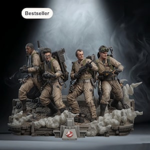 Puede incluir: Una detallada figura de los Cazafantasmas con sus icónicos monos beige, sosteniendo mochilas de protones y armas. La base presenta el logotipo de los Cazafantasmas y la palabra "Ghostbusters". La palabra "Bestseller" está en la esquina superior izquierda.