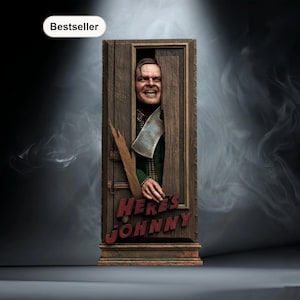Puede incluir: Un marco de puerta de madera con la figura de un hombre sosteniendo un hacha, rompiendo. El texto "HERE'S JOHNNY" se muestra en letras rojas. La imagen tiene una etiqueta de "Más vendido".