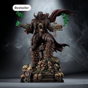 Könnte beinhalten: Detaillierte Statue einer Figur in einem langen Mantel, die zwei Waffen hält, mit Umhang und Totenkopf-Akzenten. Der Sockel zeigt Totenköpfe und ein Schild. Grüne rauchartige Effekte gehen von den Waffen aus. Das Wort "Bestseller" befindet sich in einem weißen Oval.