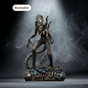 Pode incluir: Estátua detalhada da criatura Alien, com um acabamento escuro e texturizado. A figura está sobre uma base com detalhes intrincados e detalhes azuis. A palavra "Bestseller" está em um oval branco no canto superior esquerdo.