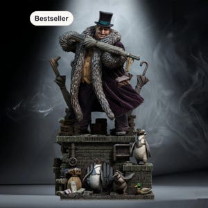 Puede incluir: Figura detallada del Pingüino de Batman, con sombrero de copa, abrigo forrado de piel y sosteniendo un paraguas-pistola. La base presenta ladrillos, sacos de dinero y figuras de pingüinos. La palabra "Bestseller" está en la esquina superior izquierda.