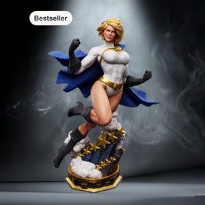 Puede incluir: Figura de una superheroína en pose dinámica, con un body blanco y dorado, una capa azul y guantes y botas negros. La figura está sobre una base con estrellas doradas y nubes, con la palabra "Bestseller" en un óvalo blanco.