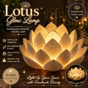Puede incluir: Una lámpara de loto de ganchillo color crema que emite un brillo cálido y suave. La lámpara presenta pétalos texturizados en capas hechos de hilo de algodón. El texto en la imagen incluye Lotus Glow Lamp, Handmade Crochet Decor Lamp y Light Up Your Space.
