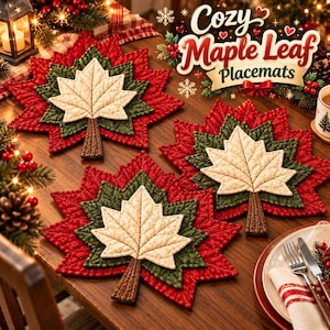 Könnte beinhalten: Drei gesteppte Stoff-Platzsets in Ahornblattform mit geschichteten roten, dunkelgrünen und cremefarbenen Abschnitten sowie braunen Stielen. Der Text Cozy Maple Leaf Placemats ist in der oberen rechten Ecke des Bildes zu sehen.