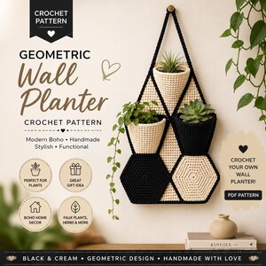 Può includere: Uno schema all'uncinetto per un portavasi da parete geometrico in filato nero e crema. Il design include tre tasche integrate per piante, disposte in una struttura triangolare ed esagonale con un occhiello per appenderlo. Testo: CROCHET PATTERN, GEOMETRIC Wall Planter, PDF PATTERN.