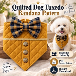 Op de afbeelding: Een gewatteerde mosterdgele hondensjaal met een marineblauwe en gouden geruite vlinderdas, een horizontale gouden bies en drie ronde knopen met een bloemmotief. De afbeelding bevat de tekst Quilted Dog Tuxedo Bandana Pattern, Beginner Friendly, PDF Sewing Pattern en Instant Download.