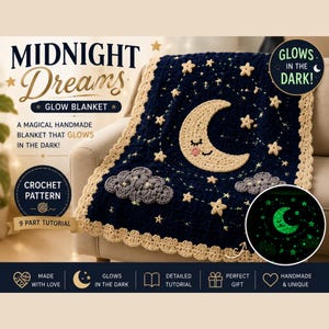 Könnte beinhalten: Eine marineblaue Häkeldecke mit Mond- und Sternenmuster. Die Decke hat einen cremefarbenen Rand und trägt den Text "Midnight Dreams Glow Blanket". Die Decke leuchtet im Dunkeln und ist handgefertigt.