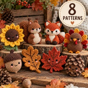 Può includere: Una collezione di otto figure amigurumi all'uncinetto che include un girasole, uno scoiattolo, una volpe, un tacchino, una ghianda, due foglie diverse e una pigna. Ogni figura ha un volto sorridente con guance rosa. Si legge 8 PATTERNS.