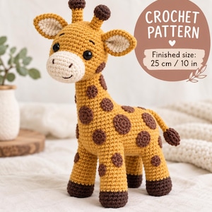 Könnte beinhalten: Ein gehäkeltes Giraffenspielzeug mit gelbem Körper, dunkelbraunen Flecken und dunkelbraunen Hufen. Die Giraffe hat schwarze Augen und eine weiße Schnauze. Eine kreisförmige Grafik enthält den Text CROCHET PATTERN und Finished size: 25 cm / 10 in.