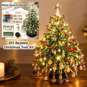 Pode incluir: Um kit DIY de árvore de Natal de contas com uma pequena árvore iluminada feita de fio verde e contas multicoloridas. O kit inclui uma caixa organizadora com contas, pequenos ornamentos pendentes, um anjo de topo e uma base preta.