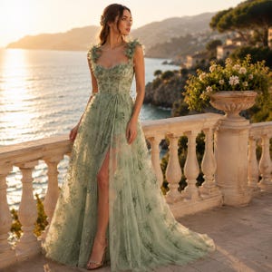 Elegante abito lungo in pizzo verde salvia, abito da sera con spacco alto, abito da invitata a un matrimonio in stile fiabesco, abito romantico per il ballo di fine anno, abito per feste in giardino.