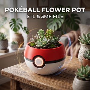 Op de afbeelding: Een rood-witte Pokéball bloempot gevuld met vetplanten, op een houten tafel. De pot heeft een gloeiend midden en de tekst "POKÉBALL FLOWER POT STL & 3MF FILE". Andere potplanten zijn op de achtergrond te zien.