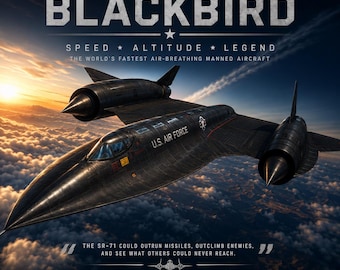 Può includere: Un aereo SR-71 Blackbird nero che vola sopra le nuvole al tramonto. Il testo recita: SR-71 BLACKBIRD, SPEED ALTITUDE LEGEND, THE WORLD'S FASTEST AIR-BREATHING MANNED AIRCRAFT, U.S. AIR FORCE, e dati tecnici tra cui 2.900 nmi e 85.069 ft.
