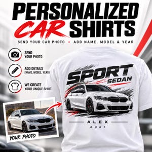Könnte beinhalten: Ein weißes T-Shirt mit einer Grafik einer weißen Limousine, dem Text SPORT SEDAN, ALEX und 2021. Das Design enthält Pinselstrich-Akzente in Schwarz und Rot. Das T-Shirt wird zusammen mit einem Text zur Personalisierung durch ein Foto gezeigt.