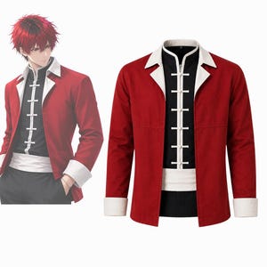 Könnte beinhalten: Eine rote Jacke mit weißem Revers und weißen Manschetten über einem schwarzen Hemd mit weißem Stehkragen, einer vertikalen Reihe weißer Knebelverschlüsse und einem weißen Taillenband. Das Set besteht aus einer roten Jacke und einem schwarzen Hemd.
