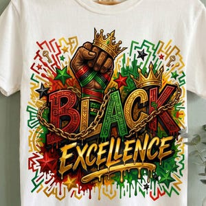 Può includere: Una t-shirt bianca con una stampa grafica di un pugno alzato che indossa una corona, circondato da una catena dorata, stelle e chiavi. Il testo "BLACK EXCELLENCE" è visualizzato in grandi lettere stilizzate e multicolori con un effetto di vernice gocciolante.
