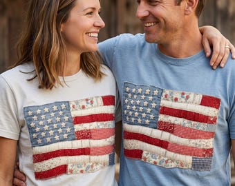 Può includere: Due persone indossano magliette abbinate con un design a patchwork della bandiera americana. La bandiera presenta un campo blu con stelle bianche e strisce rosse e bianche. Le magliette sono azzurre e bianco sporco.