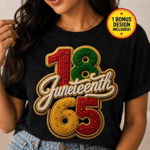 Puede incluir: Una camiseta negra con un diseño gráfico grande y texturizado que muestra el número 18 en rojo y verde, la palabra Juneteenth en letra cursiva blanca y el número 65 en amarillo y rojo, todo delineado con cuerda dorada y tachuelas doradas.