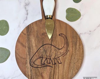 Graviertes Holz Apatosaurus Käsebrett mit Messer | Dino Charcuterie Tablett