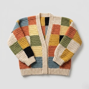 Könnte beinhalten: Bunter Patchwork-Häkelcardigan mit V-Ausschnitt und gerippten Bündchen und Saum. Das Design zeigt eine Mischung aus quadratischen und rechteckigen Blöcken in Orange, Gelb, Grün und Blau. Handgestrickt.