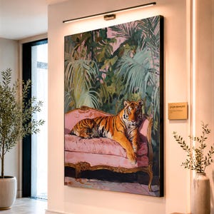 Tijger op roze bank kunst aan de grote muur, schilderij tropische jungledieren met palmbladeren voor een maximaal interieur