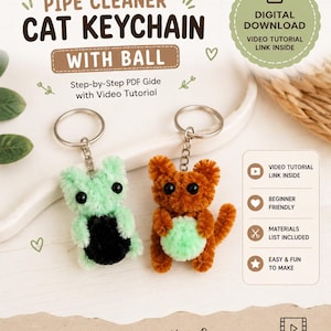 Könnte beinhalten: Zwei DIY-Pfeifenreiniger-Katzen-Schlüsselanhänger mit Metallringen. Eine Katze ist hellgrün mit schwarzem Bauch, die andere braun mit einem hellgrünen Ball. Der Text enthält DIY PIPE CLEANER CAT KEYCHAIN WITH BALL und VIDEO TUTORIAL.