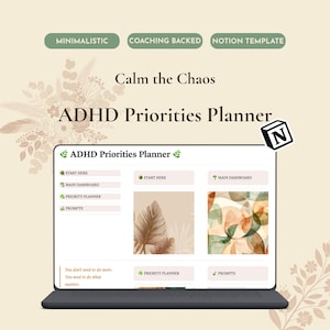 Pode incluir: Um laptop exibe um modelo de Planejador de Prioridades TDAH. A tela mostra um design minimalista com o texto "Calm the Chaos" e "ADHD Priorities Planner". Elementos florais e as palavras "Minimalistic", "Coaching Backed" e "Notion Template" também estão presentes.