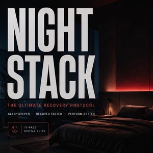 Op de afbeelding: Een donkere afbeelding met de tekst "NIGHT STACK" in grote witte letters. Daaronder staat "THE ULTIMATE RECOVERY PROTOCOL". De afbeelding bevat ook een bed en de zinnen "Sleep Deeper", "Recover Faster" en "Perform Better".