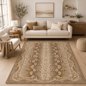 Könnte beinhalten: Ein rechteckiger Teppich mit einem sich wiederholenden Schlangenhautmuster in Beige-, Hellbraun- und Brauntönen. Das Design umfasst ein zentrales vertikales Band aus Schuppen, flankiert von geometrischen Rautenformen und einem dekorativen Wellenrand.