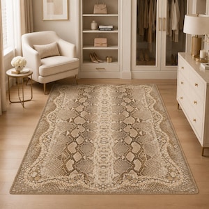 Puede incluir: Una alfombra rectangular con un patrón repetitivo de piel de serpiente en tonos beige, bronceado y marrón. El diseño incluye una banda vertical central de escamas flanqueada por formas geométricas de diamante y un borde decorativo festoneado.