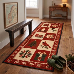 Könnte beinhalten: Ein rechteckiger, festlicher Läufer mit einem Gittermuster aus abwechselnden cremefarbenen und roten Quadraten. Das Design zeigt Motive von Schneemann, Kerze, Schlitten, Weihnachtsbaum, Kardinalvogel und Geschenk, umrandet von Schneeflocken.