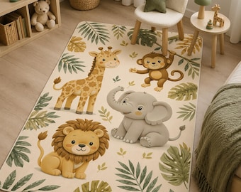 Puede incluir: Una alfombra rectangular con fondo crema y un patrón de hojas tropicales verdes y animales de dibujos animados, incluyendo una jirafa, un mono, un elefante y un león. La alfombra está colocada sobre un suelo de madera clara.